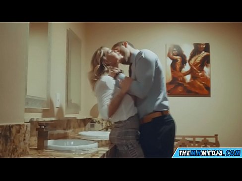 ❤️ Όταν μια πλούσια ξανθιά σε αποπλανεί σε μια δημόσια τουαλέτα ️ Ποιότητα πορνό ❌